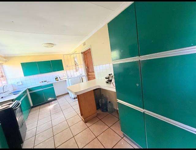 2 BEDROOM TOWNHOUSE FOR SALE IN VANDERBIJLPARK CE 3